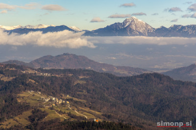 Križna gora z Storžičem v ozadju